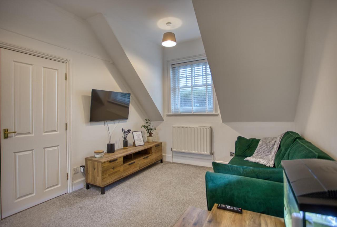 Wonderful West End - Parking Inc Apartamento Folkestone Exterior foto